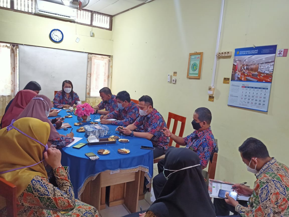 rapat kesekretariatan 3